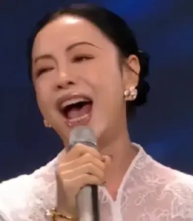 就因唱了《难忘今宵》，黄绮珊挨骂了，放过她吧，她也是可怜之人，三婚三离，而且都是