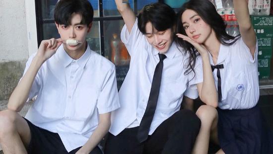 炸锅文学能有多玛丽苏？穿书后仿佛全校都在谈恋爱，只剩我一人在认真教学......