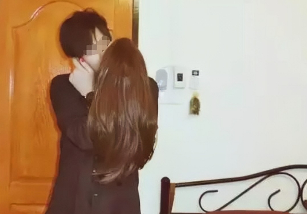 有一位来自江西南昌的33岁男子，在采耳时遇见了一位采耳店老板娘，瞬间被她深深吸引