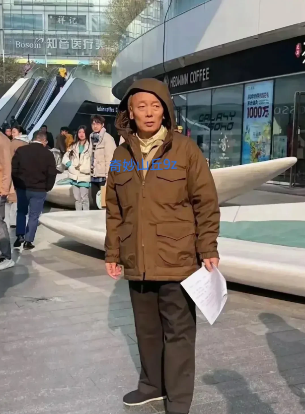 你看这位是不是很面熟？真是岁月不饶人啊！66岁的他也老了。当年演《顽主》时是19