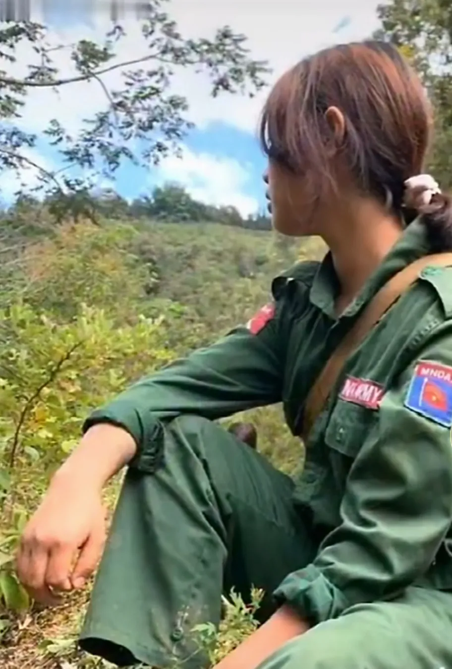 缅甸同盟军的一个女兵在作战的间隙，扭头望向祖国。他们心怀国家，渴望回到祖国的怀抱