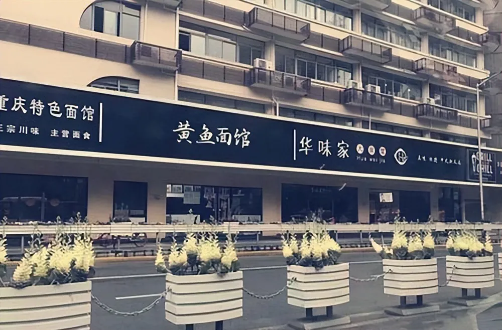 通过城管人员坚持不懈一丝不苟地辛苦工作，门市招牌整齐有序，道路无乱停乱放，地面无