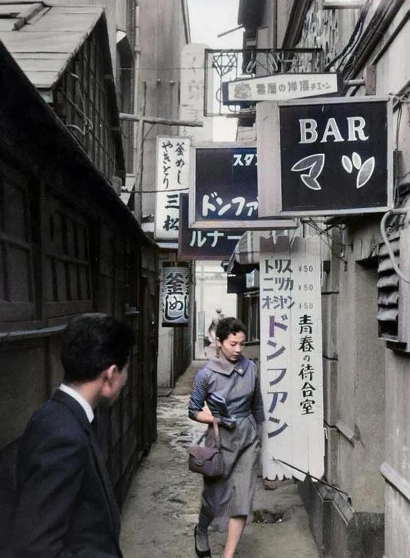 1952年，一位穿着得体的日本少妇下班后，来到东京小巷的一间叫做“青春接待室”的