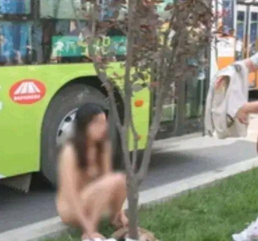 最近，一位年轻女子在南方某地遭到男友背叛后，以一种引人注目的方式表达了她内心的愤