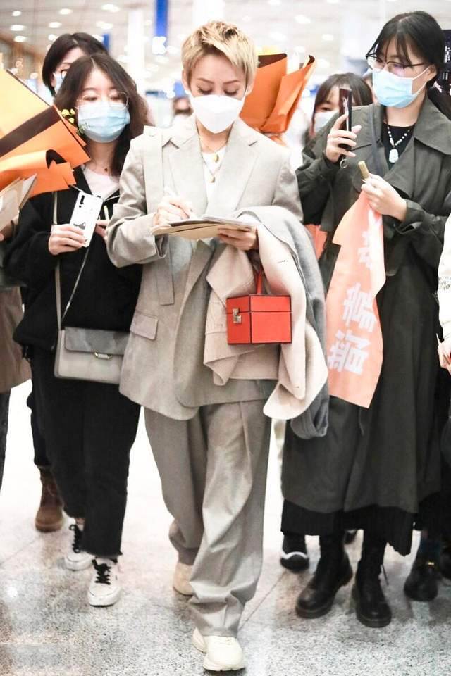 宁静不管穿啥都自带时尚感，一般人hold不住的，她都轻松驾驭
她真不愧是霸气女王