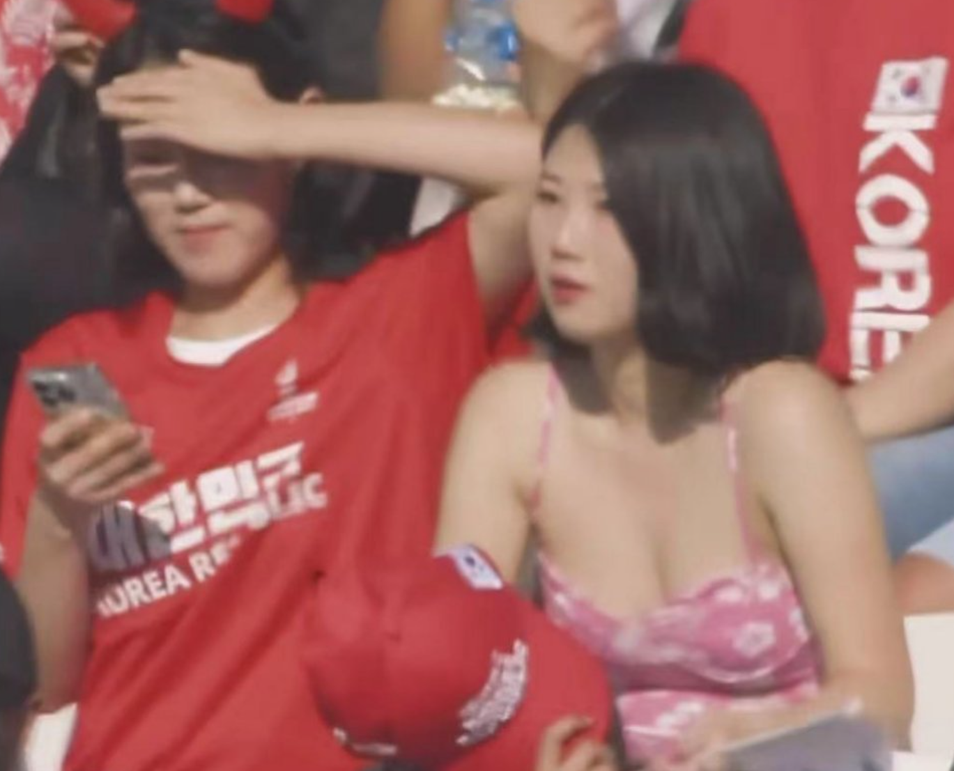 靓丽风景线！韩国队开门红，现场美女球迷成群，太抢镜了
亚洲杯小组赛第一轮，韩国队