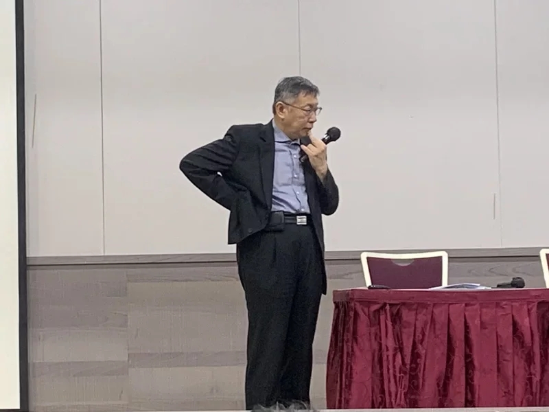 柯文哲今天谈到两岸政策时称，跟大陆沟通，要有一定程度抵抗力，不能完全没有防务力量