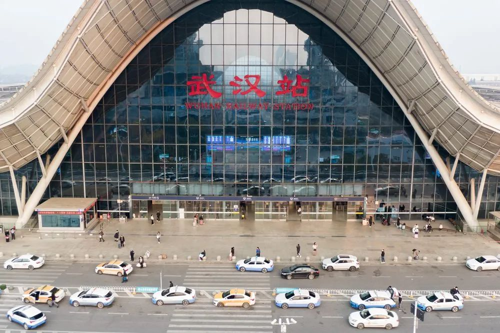 专家：湖北正在冲刺高铁的短板。
1、高铁一直是湖北的隐痛，以“九省通衢”著称的它