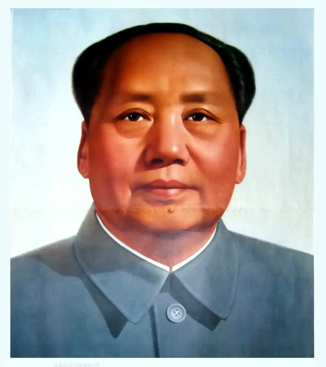 记得小时候，我们农村，哪怕家徒四壁，家家户户堂屋正中央都挂着一幅毛主席画像。有一