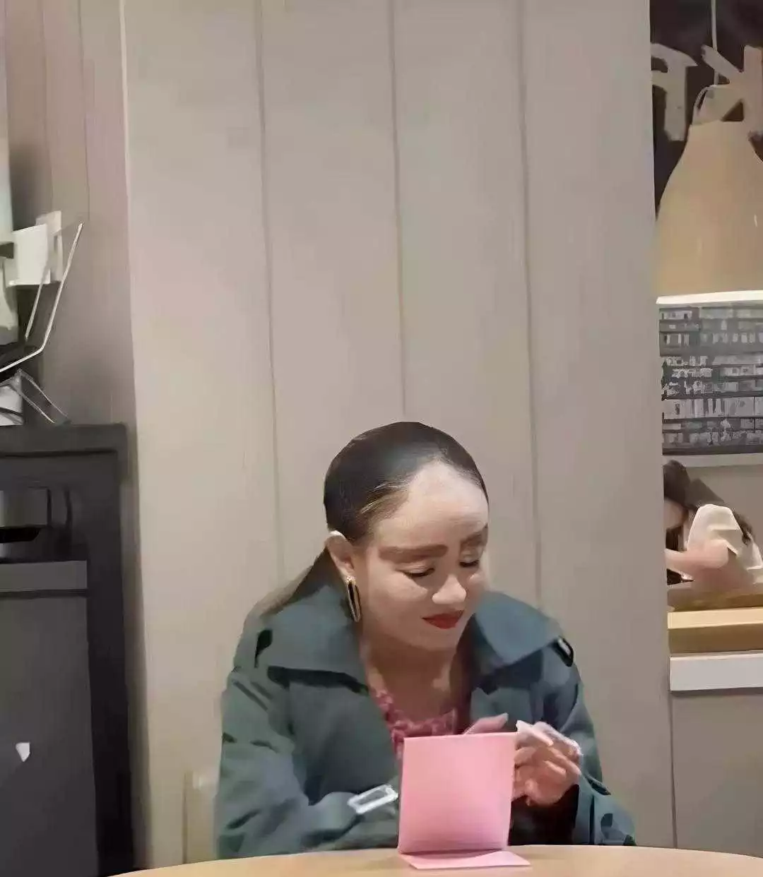 相亲的大姐总觉得不对劲，却又不能告诉她