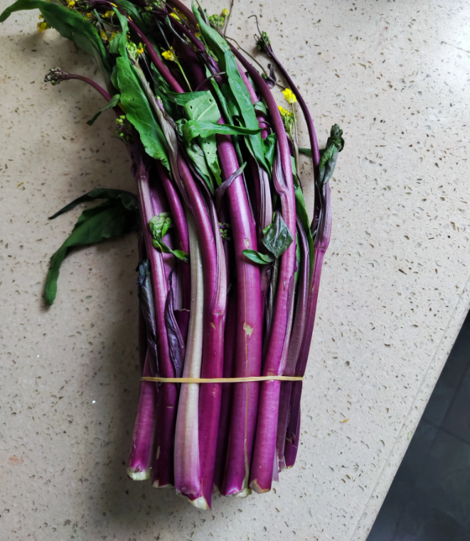 可以说红菜苔是最难吃的青菜了！
    湖北这边冬天特别流行吃红菜苔，一到冬天，