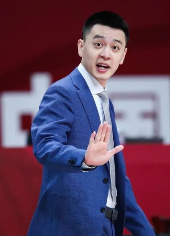 杨鸣离开辽宁队的真正原因找到了：
第一，不是辽篮卸磨杀驴。
第二，不是辽篮不给高