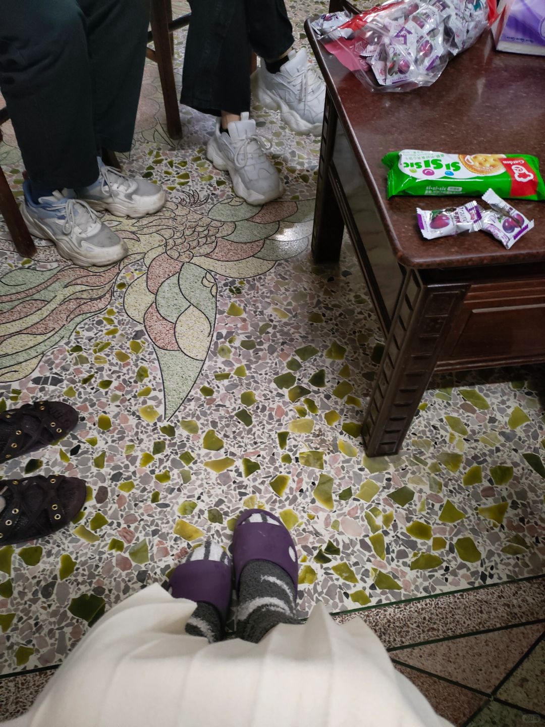 潮汕人大年三十都在干嘛呀
大年三十大家都在干嘛，我就在串门，开启茶话会，被催婚的