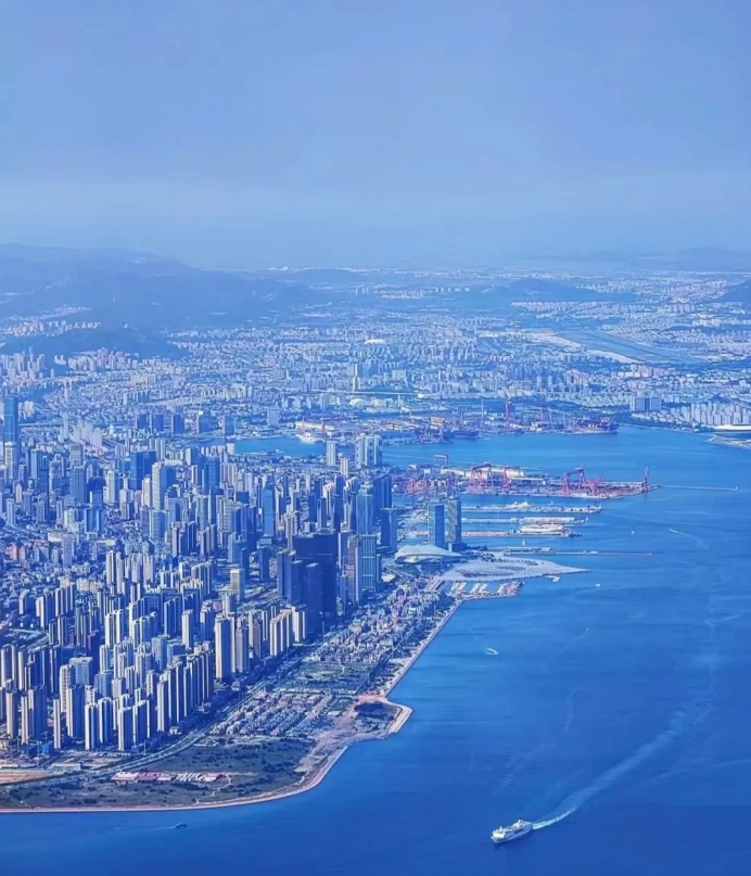 大连海边的建设确实比青岛要好，不知道为什么，青岛明明高楼比大连还多，但就是没有大