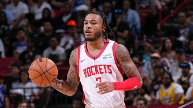 在火箭和独行侠比赛之前，球队终于从发展联盟召回了首轮20顺位的惠特莫尔，与他一同