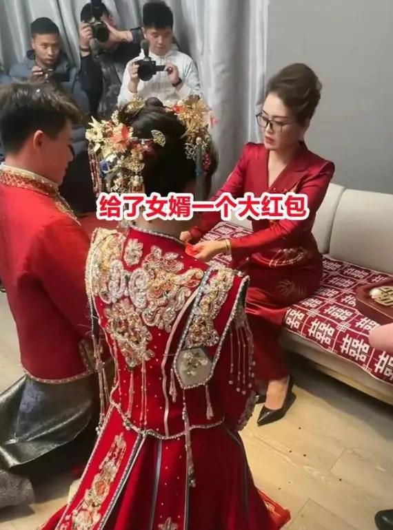 这丈母娘到处一个表情，是不是心事很重?