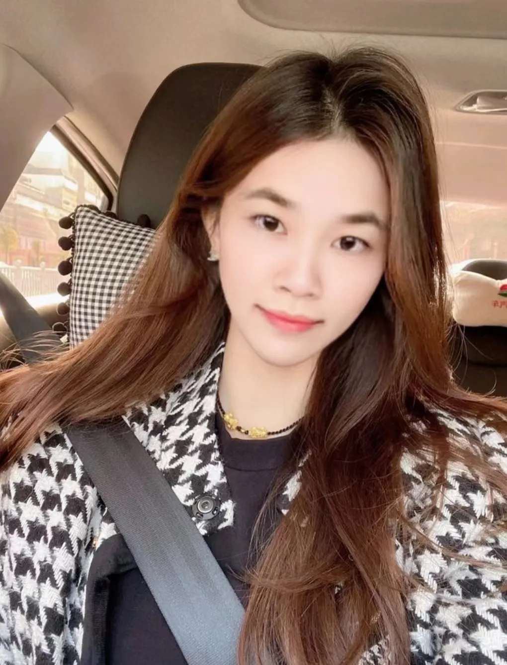 你发现了没？一个家庭中，只有一辆车，两个人都会开车。但其实都是男人在开车，女人很