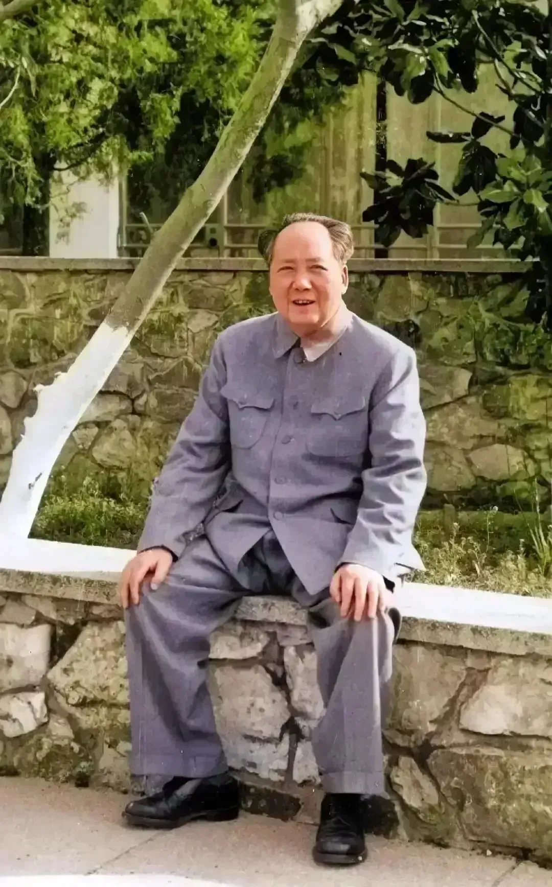 《毛主席》，
粗衫布衣穿习惯，
生活简朴清淡饭，
雄才大略真学干，
心系黎民实事
