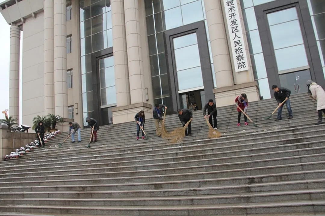 政府大楼前为什么设计超高台阶？