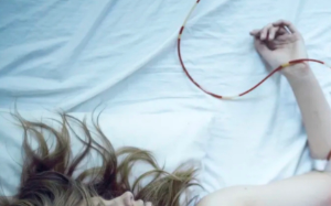 爸从老家给我带回来一块黑漆漆的肉，腥臊难耐。 我不知道那块肉，是用我妈的血养出来的。