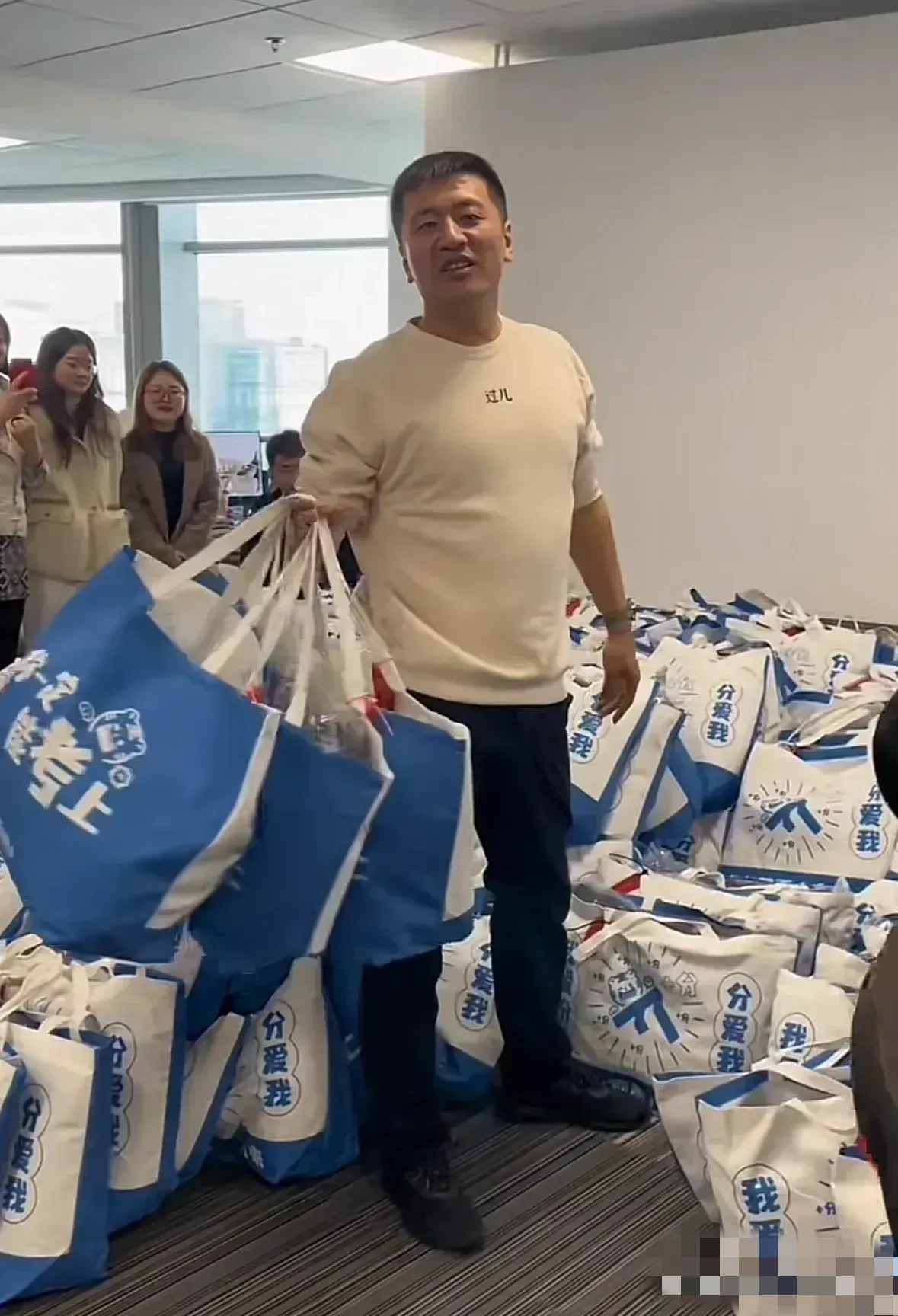 有人说张雪峰这种“小恩小惠”式的管理模式只能管管小公司，冲不进“世界500强”。