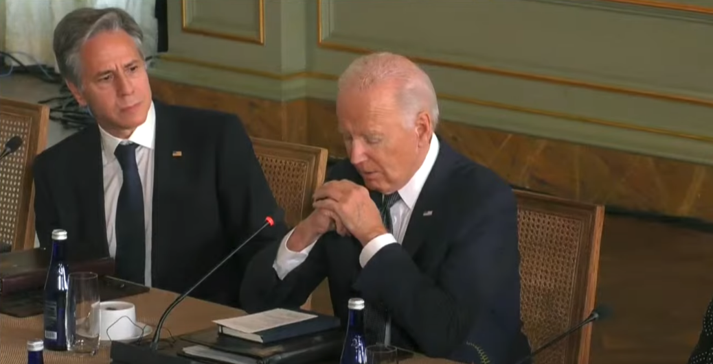 美国总统拜登在同我国代表会晤时，曾发生了有趣一幕，那就是当拜登讲话的时候，坐在旁