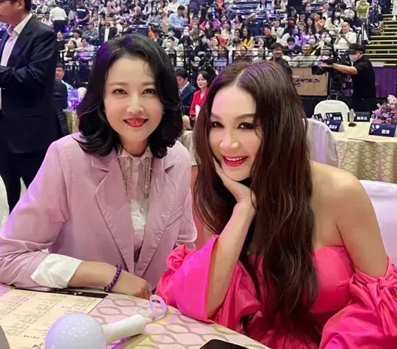 跟周海媚合影的女星好眼熟，他她是不是叫林青霞？