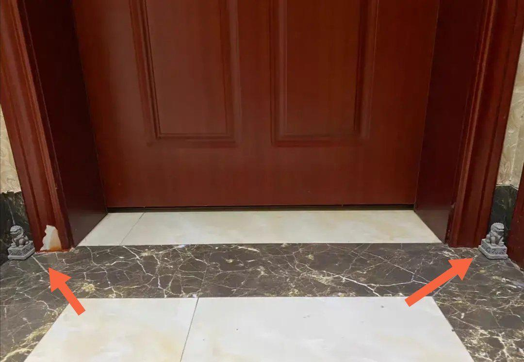 朋友问我，如果有人将一对石狮放在自家门口，是否会有何影响。我惊讶地问：“真的有人