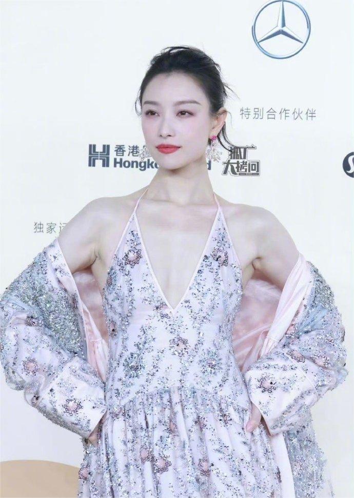 倪妮方辟谣出演《酱园弄》女二了，称“此项目与我们无关”。
这个片已经把85花溜了