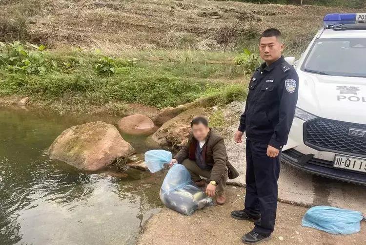 热烈祝贺宜宾中都派出所破获建国以来国内最小非法捕鱼大案。案犯萧某华在宜宾市中都镇