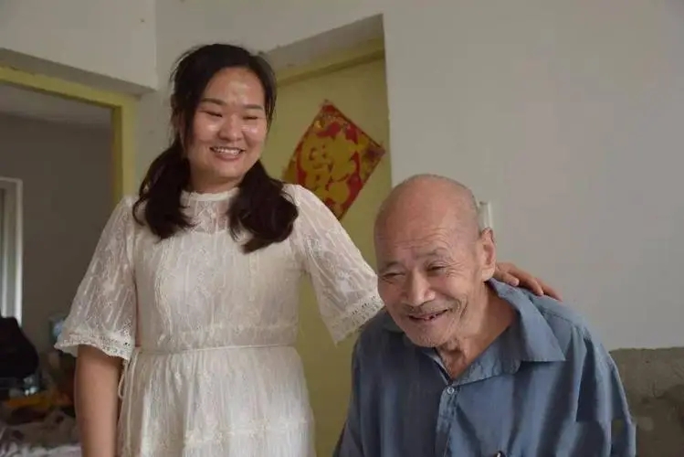 1988年，夫妻生下女婴想弃养，谁知，他们却把女婴送给村中2个光棍兄弟，2人费心