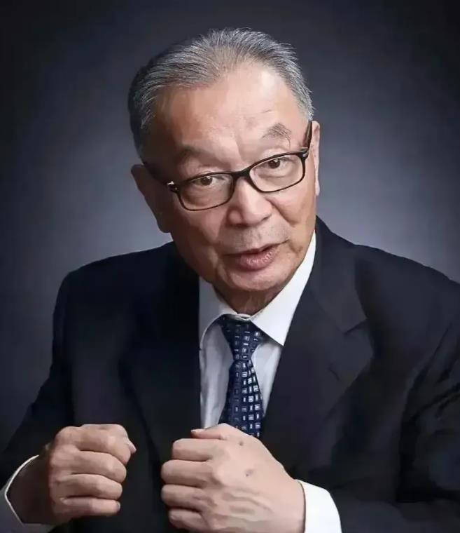 
温铁军提出了一个耐人寻味的问题：我们为何执意效仿已经过时的西方发展道路？为何要