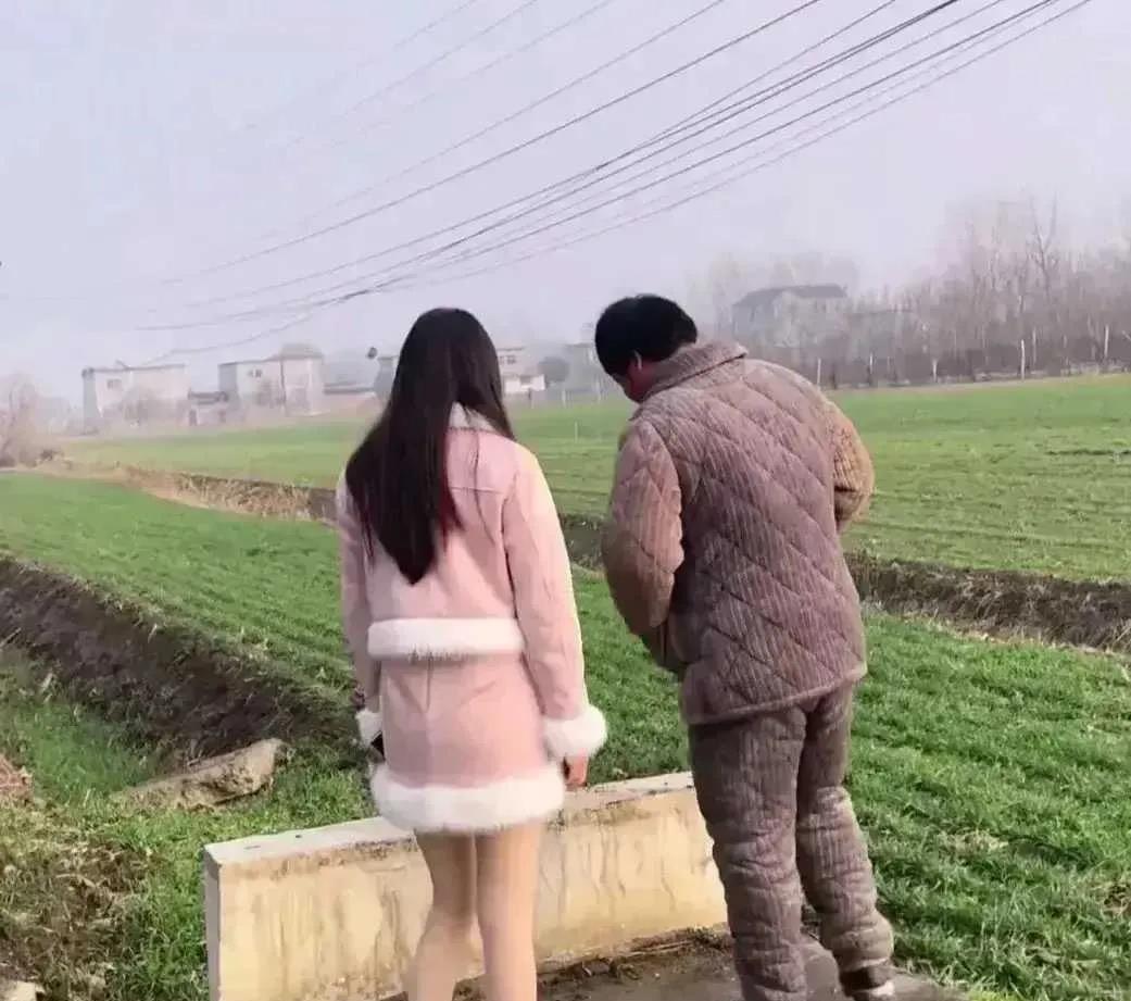 近日，山东发生了一桩有争议的相亲事件

年仅25岁的女子，为了这次相亲，特意精心