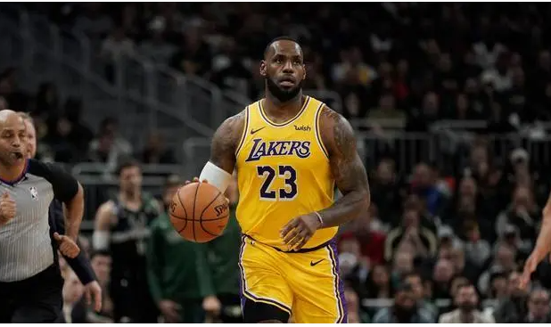 NBA历史上的三双数据，哪个最炸裂！
1.考辛斯  44分24篮板10助攻

2