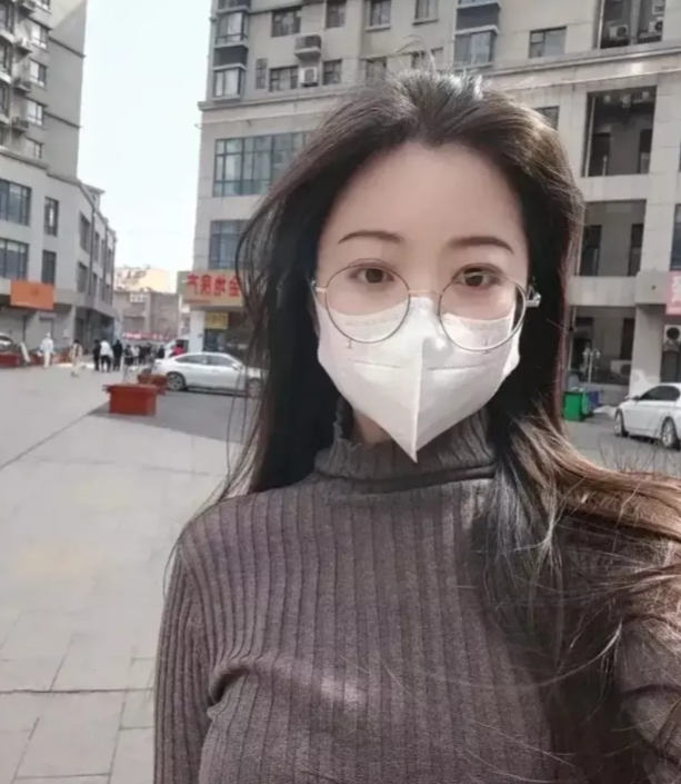 我老公是一个派出所民警，警察工作确实很辛苦，下班到家打电话还得回去，赶上有案子晚