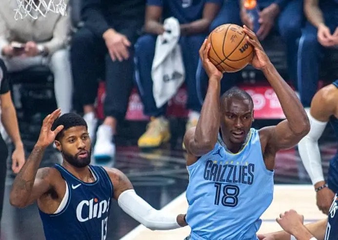 太阳这是把自己的争冠拼图拱手让人了啊！
本赛季截至目前，比永博为灰熊出战了5场比