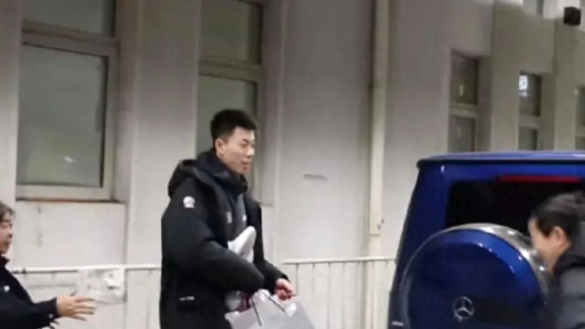 太显眼了！张镇麟买奔驰大G，与胡明轩开保时捷，领先太多