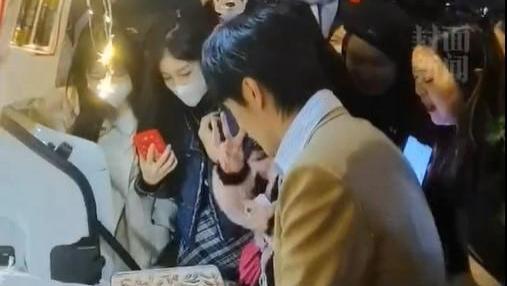 好利来二公子罗成开劳斯莱斯在成都夜市摆摊卖蛋糕了！