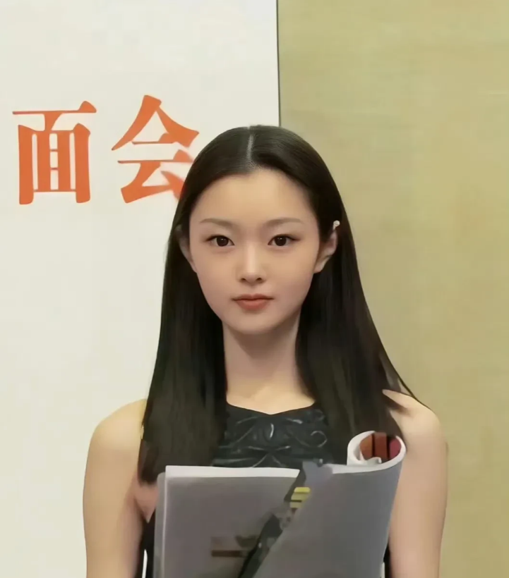 宋轶早期看起来好清纯，长得就很乖乖女