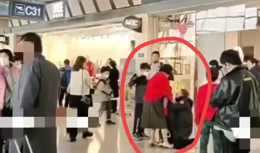北京机场登机口多人扭打，疑似父母离婚双方抢孩子大战

1月19日，北京某机场登机