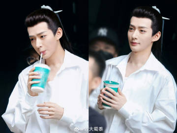 邓为真的暖男一枚
邓为自己那么爱喝奶茶怎么不胖。邓为又请剧组喝奶茶！为子很大方。