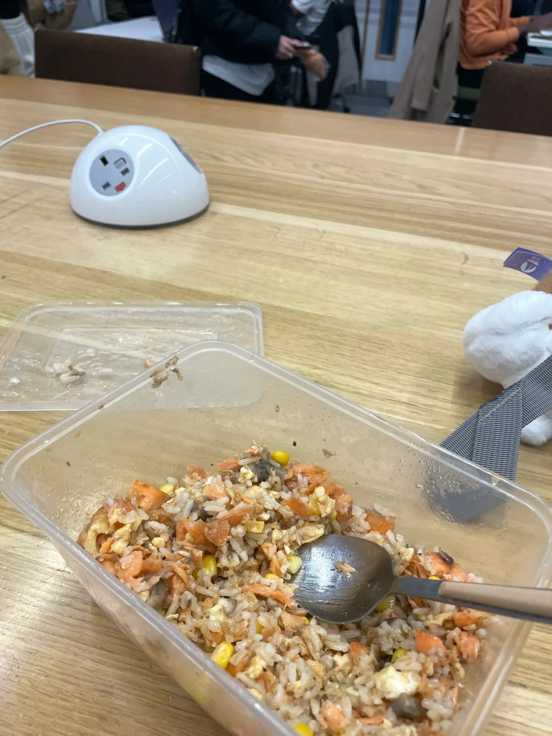 在图书馆吃三文鱼炒饭馋死你们白人
你们就啃干面包吧，那跟我这个简直是天差地别#大