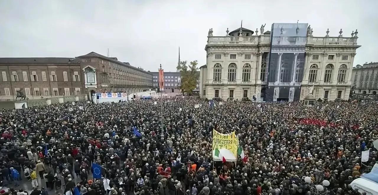乌克兰爆发超10万人的反战游行示威！

乌克兰人民终于受不了了，他们齐齐走向街头