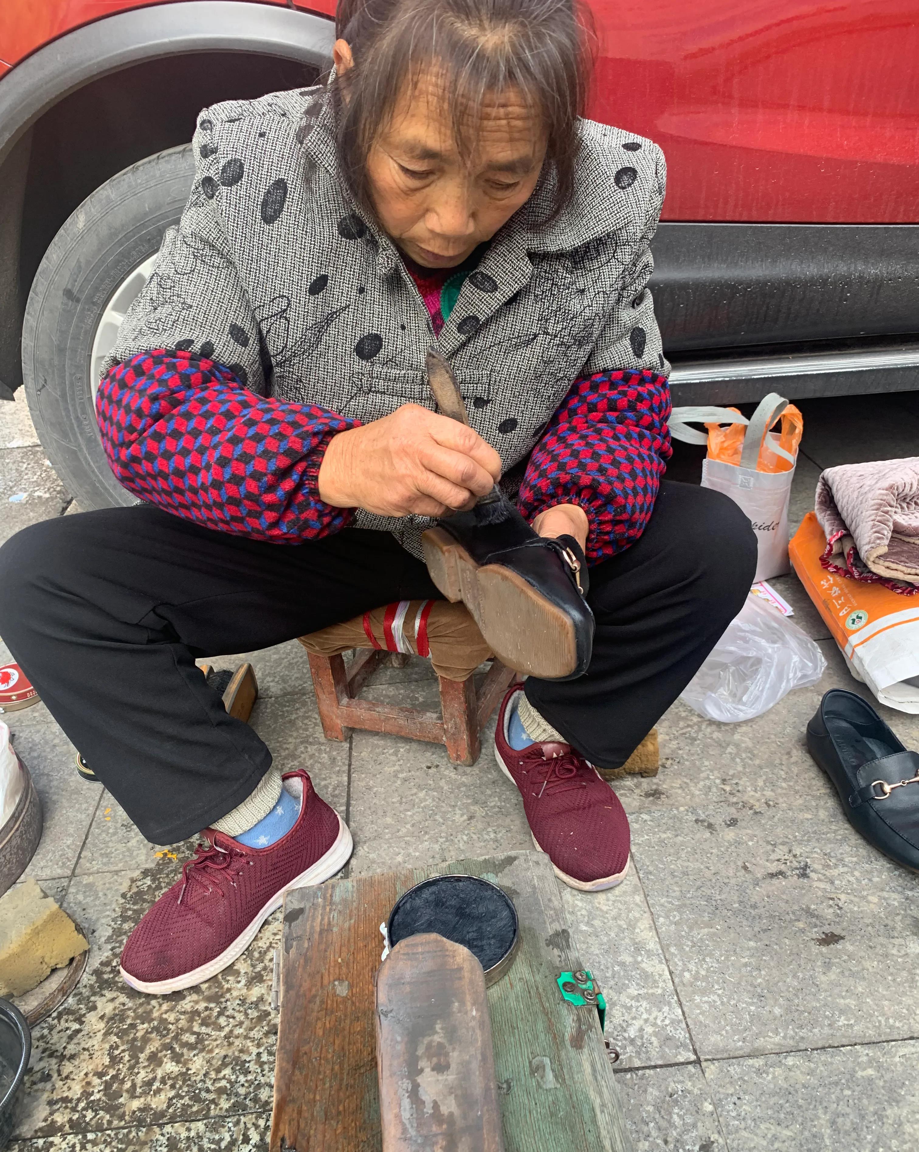 街头巷尾：
      她说她擦了20多年皮鞋，以前城管到处攆到处跑。她对城管说