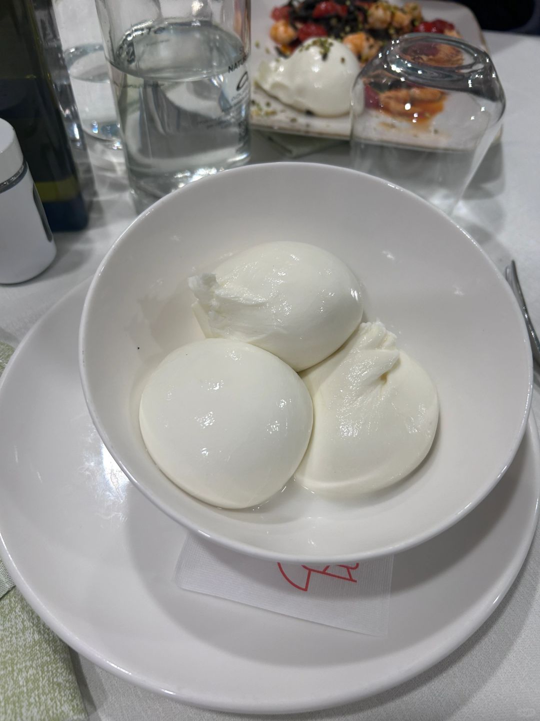 白人饭，你...（右滑惊喜）
点了水牛乳，结果就真的给我上了三个白花花的大包子，