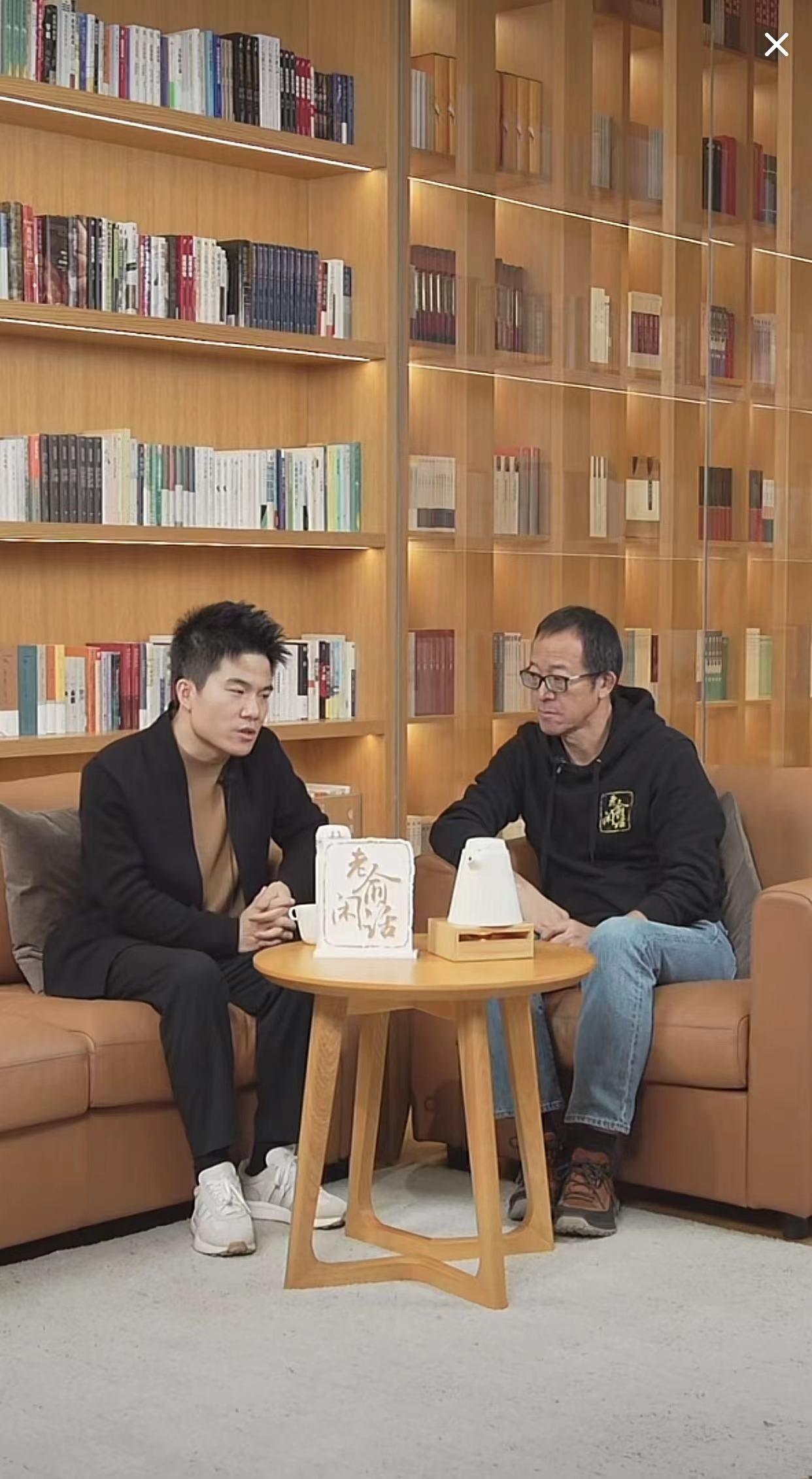 董宇辉今晚的金句：“我不能把互联网对我的投射，当成我本来的能力。发光的其实不是我