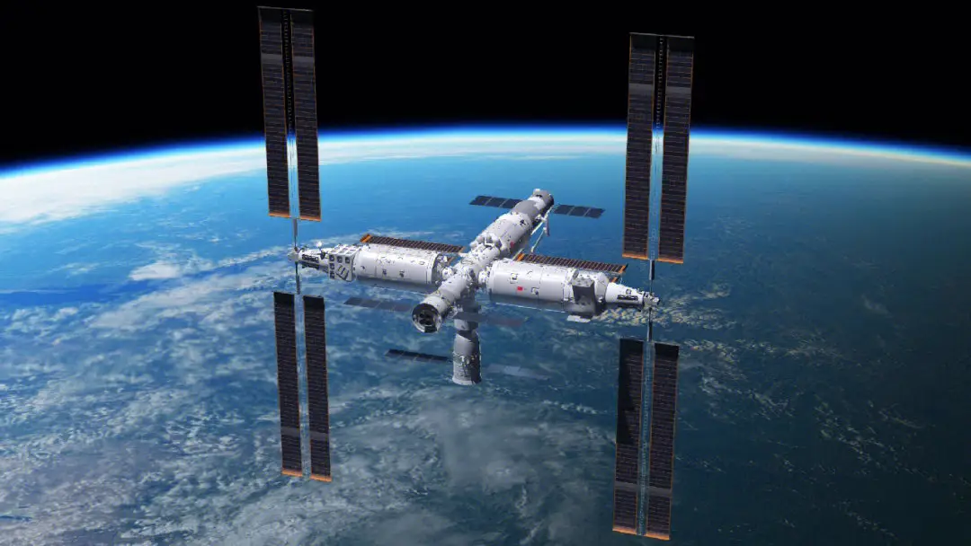 中国空间站（90吨级）与国际空间站（400吨级）同比例对比，其实两个空间站都是T