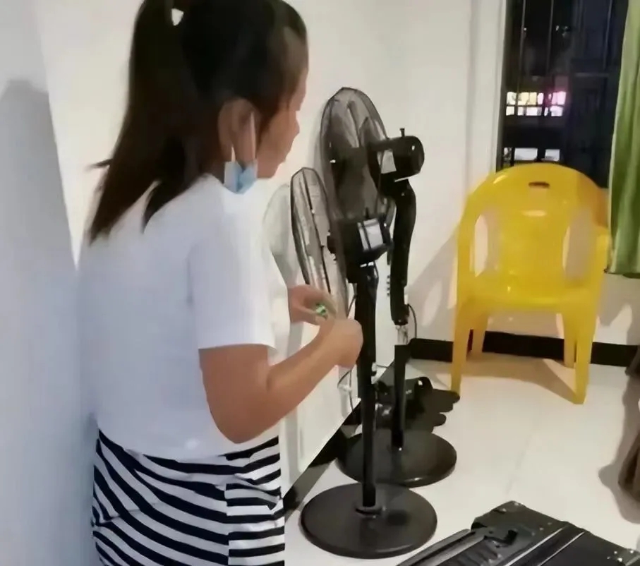 广东，杨大哥行走在街头，一颗善心如阳光般照耀着他。他突然注意到一位瘦弱的女孩，她