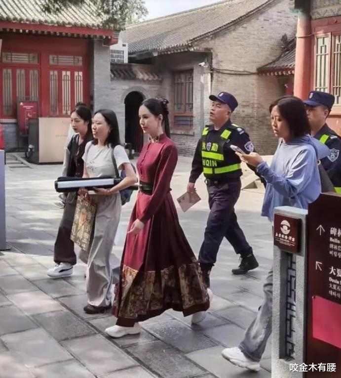 李若彤前脚在杭州扫货，转天现身西安观赏碑林，穿古典裙美到发光