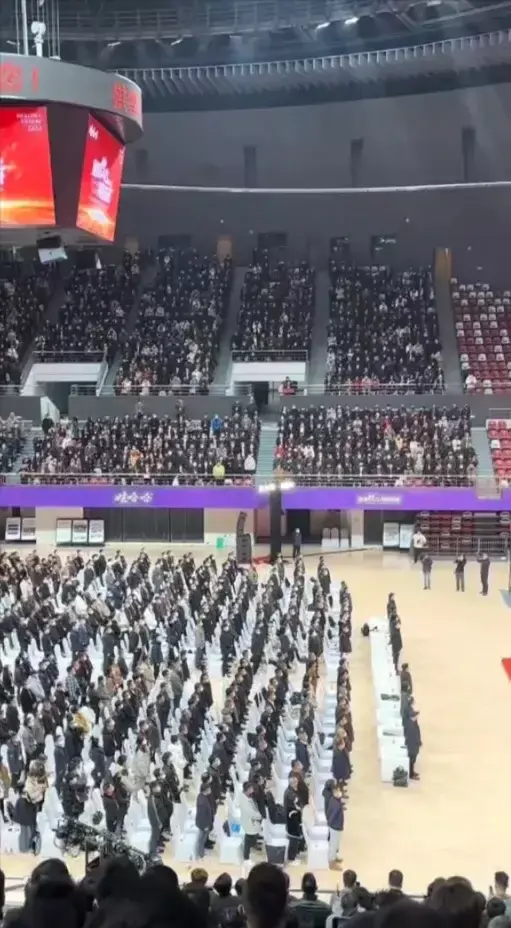 娃哈哈全国经销商大会，
声势浩大，太壮观了……